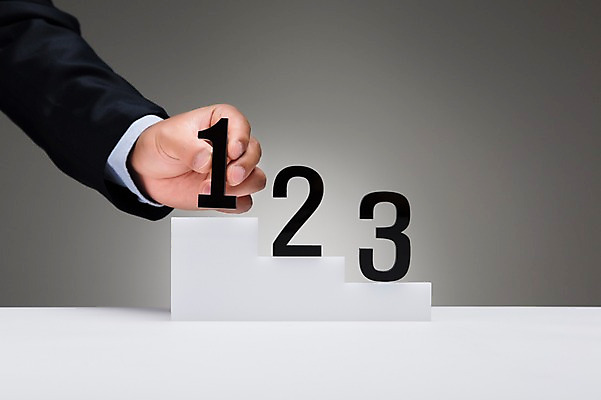 포토 JPG 스튜디오촬영 1 손 남자 2 비즈니스 실내 3 한명 들기 사람 정장 손짓 신체부위 숫자 비즈니스맨 시상대 국내포토 문자 옷 모션 내부 직장인 파일형식