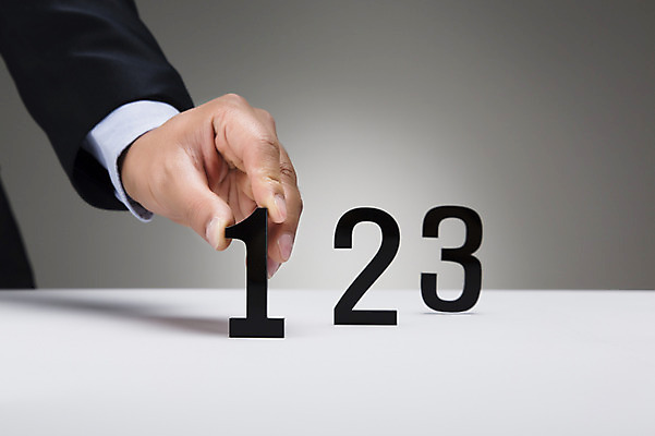 포토 JPG 스튜디오촬영 1 손 남자 2 비즈니스 실내 3 한명 사람 정장 손짓 신체부위 숫자 비즈니스맨 국내포토 문자 옷 모션 내부 직장인 파일형식