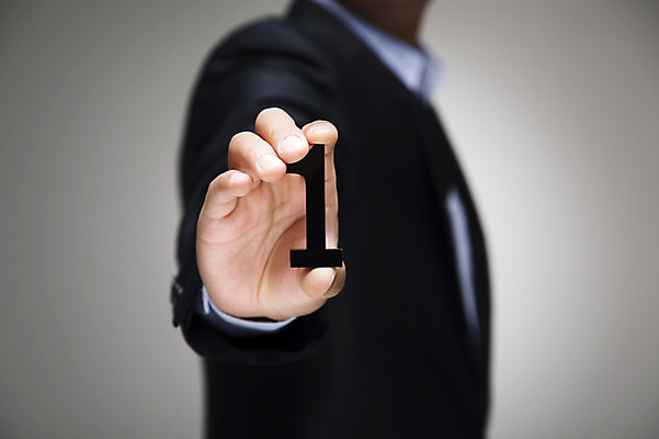 포토 JPG 스튜디오촬영 1 손 남자 비즈니스 실내 한명 들기 사람 정장 상반신 옆모습 아웃포커스 신체부위 숫자 비즈니스맨 국내포토 문자 옷 뷰포인트 모션 촬영기법 내부 직장인 파일형식