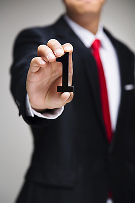 포토 JPG 스튜디오촬영 1 손 남자 비즈니스 실내 한명 들기 사람 정장 상반신 아웃포커스 신체부위 숫자 비즈니스맨 국내포토 문자 옷 모션 촬영기법 내부 직장인 파일형식