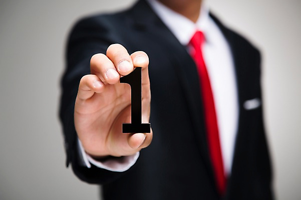 포토 JPG 스튜디오촬영 1 손 남자 비즈니스 실내 한명 들기 사람 정장 상반신 아웃포커스 신체부위 숫자 비즈니스맨 국내포토 문자 옷 모션 촬영기법 내부 직장인 파일형식