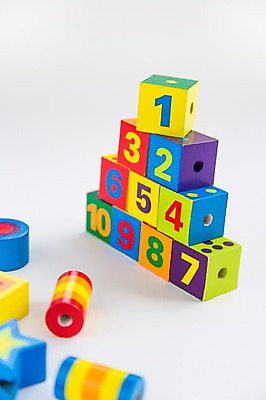 포토 JPG 스튜디오촬영 별 무늬 실내 사람없음 숫자 쌓기 여러개 블록 오브젝트 나무블록 국내포토 자연요소 문자 다수 모션 내부 목재 파일형식