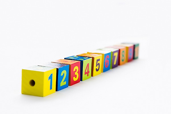 포토 JPG 스튜디오촬영 실내 사람없음 아웃포커스 숫자 여러개 블록 오브젝트 나무블록 국내포토 문자 다수 촬영기법 내부 목재 파일형식