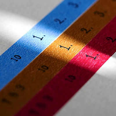 포토 JPG 스튜디오촬영 1 컬러 백그라운드 실내 사람없음 빨간색 파란색 숫자 노란색 띠 테이프 국내포토 문자 문구용품 내부 파일형식