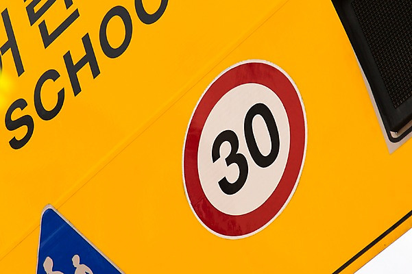 포토 JPG 주간 문자 영어 백그라운드 알림판 근접촬영 사람없음 야외 숫자 운전 표지판 도로표지판 속도제한 국내포토 자연요소 도로 뷰포인트 모션 금지 파일형식