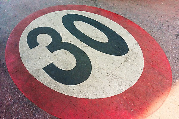 포토 JPG 주간 도로 길 백그라운드 경고 사람없음 야외 운전 속도제한 국내포토 자연요소 교통시설 모션 금지 파일형식