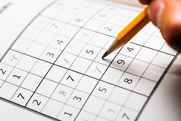 포토 JPG 손 백그라운드 들기 사람 근접촬영 아웃포커스 신체부위 책 숫자 연필 게임 오브젝트 스도쿠 국내포토 문자 뷰포인트 모션 놀이 학용품 촬영기법 필기구 파일형식