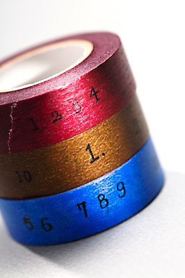 포토 JPG 스튜디오촬영 컬러 실내 근접촬영 사람없음 빨간색 파란색 숫자 노란색 쌓기 사무용품 세개 오브젝트 테이프 국내포토 문자 뷰포인트 모션 문구용품 3 내부 파일형식