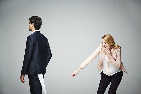 포토 JPG 스튜디오촬영 서양인 외국인 해외기획촬영 2012년태국 여자 남자 비즈니스 실내 서기 웃음 사람 동양인 상반신 20대 성인 두명 뒷모습 가리킴 직장인 비즈니스맨 비즈니스우먼 화장지 위험 실수 비웃음 두루마리화장지 청년만 성인만 국내포토 직업 뷰포인트 컨셉 모션 표정 인종 손짓 청년 내부 파일형식