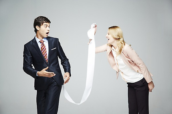 포토 JPG 스튜디오촬영 서양인 외국인 해외기획촬영 2012년태국 여자 남자 비즈니스 실내 표정 서기 웃음 들기 사람 동양인 상반신 20대 성인 두명 놀람 직장인 비즈니스맨 비즈니스우먼 화장지 위험 실수 비웃음 두루마리화장지 청년만 성인만 국내포토 직업 감정 컨셉 모션 인종 청년 내부 파일형식