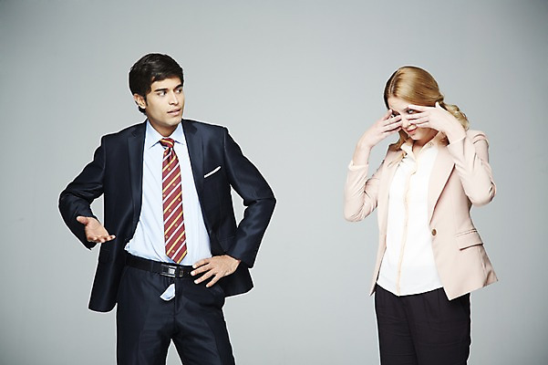 포토 JPG 스튜디오촬영 서양인 외국인 해외기획촬영 2012년태국 여자 남자 비즈니스 실내 서기 사람 동양인 상반신 20대 성인 두명 가림 직장인 비즈니스맨 비즈니스우먼 위험 지퍼 실수 청년만 성인만 국내포토 직업 컨셉 모션 인종 청년 내부 파일형식