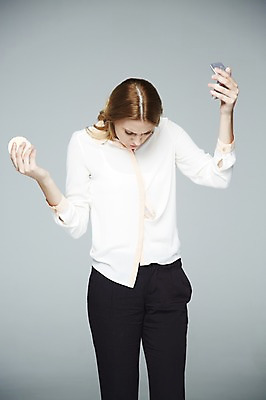 포토 JPG 스튜디오촬영 서양인 외국인 해외기획촬영 응시 2012년태국 옷 여자 비즈니스 단추 실내 한명 서기 들기 사람 상반신 20대 성인 화장품 직장인 비즈니스우먼 성 위험 블라우스 파우더 실수 성별 팩트 청년만 청년여자만 청년여자한명만 성인여자한명만 국내포토 직업 1 건축물 시선 컨셉 상의 모션 인종 청년 내부 뷰티 여자만 여자한명만 성인여자만 성인만 파일형식