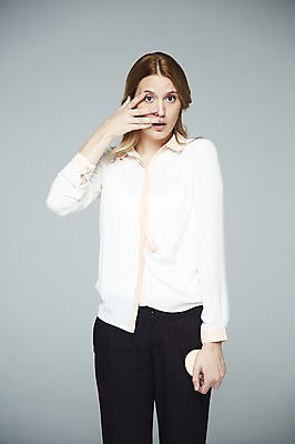 포토 JPG 스튜디오촬영 서양인 외국인 해외기획촬영 2012년태국 옷 여자 비즈니스 실내 한명 서기 들기 사람 상반신 20대 성인 화장품 직장인 비즈니스우먼 위험 수줍음 블라우스 실수 청년만 청년여자만 청년여자한명만 성인여자한명만 국내포토 직업 1 감정 컨셉 상의 모션 인종 청년 내부 뷰티 여자만 여자한명만 성인여자만 성인만 파일형식