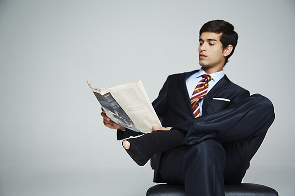 포토 JPG 스튜디오촬영 외국인 해외기획촬영 2012년태국 남자 비즈니스 양말 실내 한명 들기 사람 앉기 동양인 상반신 20대 성인 직장인 비즈니스맨 구멍 신문 위험 실수 청년만 청년남자만 청년남자한명만 성인남자한명만 국내포토 직업 1 컨셉 모션 인종 청년 내부 간행물 뉴스 남자만 남자한명만 성인남자만 성인만 파일형식