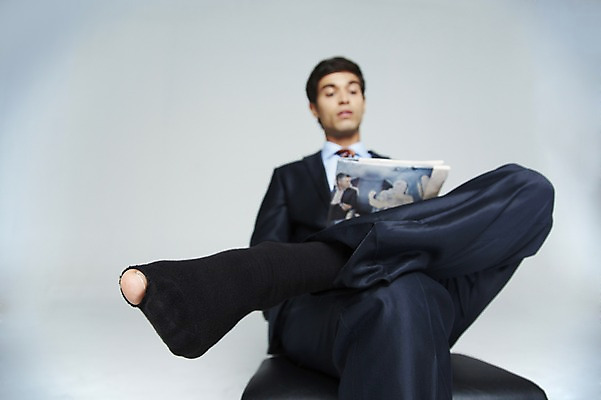 포토 JPG 스튜디오촬영 외국인 해외기획촬영 2012년태국 남자 비즈니스 양말 실내 한명 들기 사람 앉기 동양인 상반신 20대 성인 아웃포커스 직장인 비즈니스맨 구멍 신문 위험 실수 청년만 청년남자만 청년남자한명만 성인남자한명만 국내포토 직업 1 컨셉 모션 촬영기법 인종 청년 내부 간행물 뉴스 남자만 남자한명만 성인남자만 성인만 파일형식