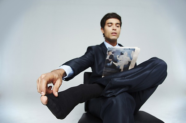 포토 JPG 스튜디오촬영 외국인 해외기획촬영 2012년태국 남자 비즈니스 양말 실내 한명 들기 사람 앉기 동양인 상반신 20대 성인 아웃포커스 직장인 비즈니스맨 구멍 신문 위험 실수 청년만 청년남자만 청년남자한명만 성인남자한명만 국내포토 직업 1 컨셉 모션 촬영기법 인종 청년 내부 간행물 뉴스 남자만 남자한명만 성인남자만 성인만 파일형식