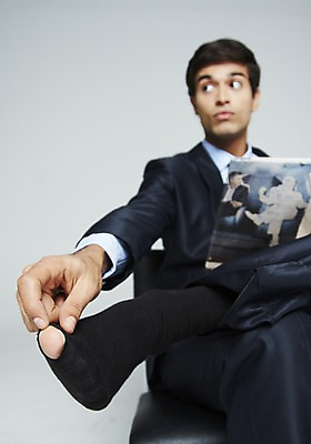 포토 JPG 스튜디오촬영 외국인 해외기획촬영 2012년태국 남자 비즈니스 양말 실내 한명 들기 사람 앉기 동양인 상반신 20대 성인 아웃포커스 직장인 비즈니스맨 구멍 신문 위험 실수 청년만 청년남자만 청년남자한명만 성인남자한명만 국내포토 직업 1 컨셉 모션 촬영기법 인종 청년 내부 간행물 뉴스 남자만 남자한명만 성인남자만 성인만 파일형식