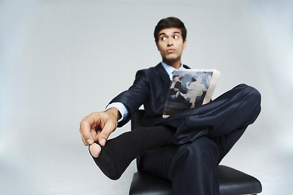 포토 JPG 스튜디오촬영 외국인 해외기획촬영 2012년태국 남자 비즈니스 양말 실내 한명 들기 사람 앉기 동양인 상반신 20대 성인 아웃포커스 직장인 비즈니스맨 구멍 신문 위험 실수 청년만 청년남자만 청년남자한명만 성인남자한명만 국내포토 직업 1 컨셉 모션 촬영기법 인종 청년 내부 간행물 뉴스 남자만 남자한명만 성인남자만 성인만 파일형식