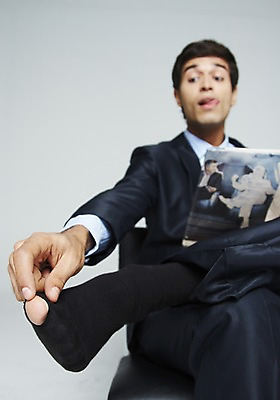 포토 JPG 스튜디오촬영 외국인 해외기획촬영 2012년태국 남자 비즈니스 양말 실내 한명 들기 사람 앉기 동양인 상반신 20대 성인 아웃포커스 직장인 비즈니스맨 구멍 신문 위험 실수 청년만 청년남자만 청년남자한명만 성인남자한명만 국내포토 직업 1 컨셉 모션 촬영기법 인종 청년 내부 간행물 뉴스 남자만 남자한명만 성인남자만 성인만 파일형식