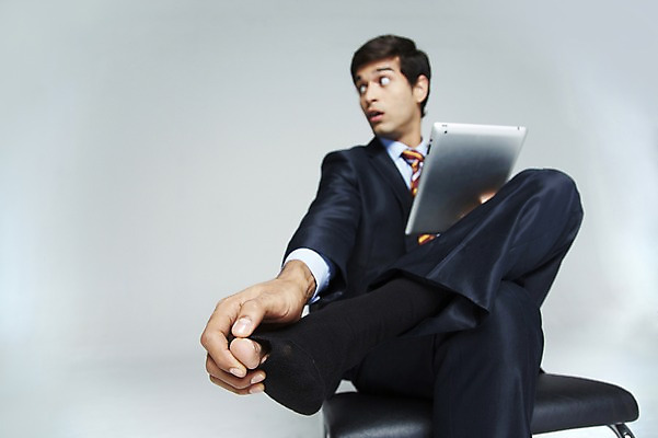 포토 JPG 스튜디오촬영 외국인 해외기획촬영 2012년태국 남자 비즈니스 양말 실내 한명 들기 사람 앉기 동양인 상반신 20대 성인 아웃포커스 태블릿 직장인 비즈니스맨 구멍 위험 실수 청년만 청년남자만 청년남자한명만 성인남자한명만 국내포토 직업 1 컨셉 모션 촬영기법 인종 청년 내부 전자제품 스마트기기 남자만 남자한명만 성인남자만 성인만 파일형식