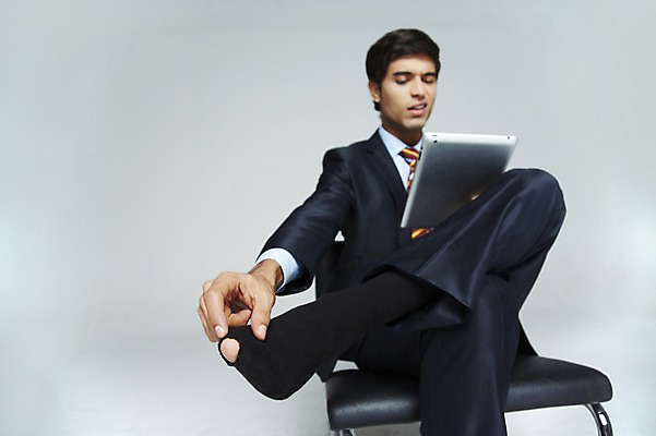 포토 JPG 스튜디오촬영 외국인 해외기획촬영 2012년태국 남자 비즈니스 양말 실내 한명 들기 사람 앉기 동양인 상반신 20대 성인 아웃포커스 태블릿 직장인 비즈니스맨 구멍 위험 실수 청년만 청년남자만 청년남자한명만 성인남자한명만 국내포토 직업 1 컨셉 모션 촬영기법 인종 청년 내부 전자제품 스마트기기 남자만 남자한명만 성인남자만 성인만 파일형식