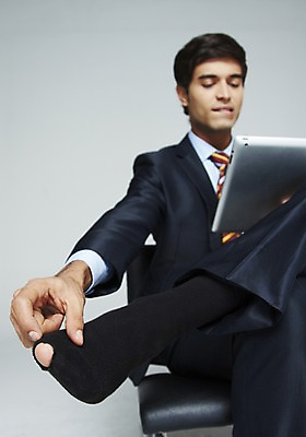 포토 JPG 스튜디오촬영 외국인 해외기획촬영 2012년태국 남자 비즈니스 양말 실내 한명 들기 사람 앉기 동양인 상반신 20대 성인 아웃포커스 태블릿 직장인 비즈니스맨 구멍 위험 실수 청년만 청년남자만 청년남자한명만 성인남자한명만 국내포토 직업 1 컨셉 모션 촬영기법 인종 청년 내부 전자제품 스마트기기 남자만 남자한명만 성인남자만 성인만 파일형식