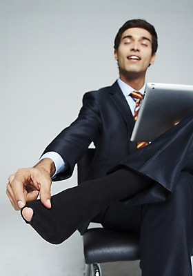 포토 JPG 스튜디오촬영 외국인 해외기획촬영 2012년태국 남자 비즈니스 양말 실내 한명 들기 사람 앉기 동양인 상반신 20대 성인 아웃포커스 태블릿 직장인 비즈니스맨 구멍 위험 실수 청년만 청년남자만 청년남자한명만 성인남자한명만 국내포토 직업 1 컨셉 모션 촬영기법 인종 청년 내부 전자제품 스마트기기 남자만 남자한명만 성인남자만 성인만 파일형식