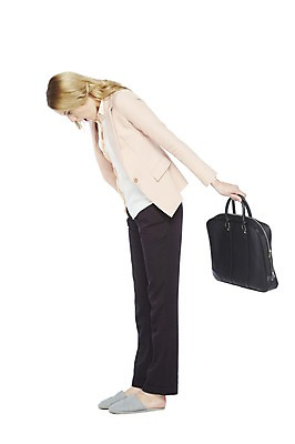 포토 JPG 스튜디오촬영 전신 서양인 외국인 해외기획촬영 응시 2012년태국 여자 신발 가방 비즈니스 슬리퍼 실내 표정 한명 서기 들기 사람 20대 성인 놀람 직장인 비즈니스우먼 위험 실수 청년만 청년여자만 청년여자한명만 성인여자한명만 국내포토 직업 1 시선 잡화 감정 컨셉 모션 인종 청년 내부 여자만 여자한명만 성인여자만 성인만 파일형식