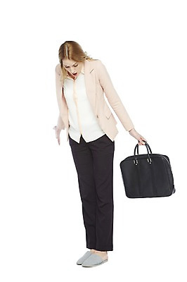 포토 JPG 스튜디오촬영 전신 서양인 외국인 해외기획촬영 응시 2012년태국 여자 신발 가방 비즈니스 슬리퍼 실내 표정 한명 서기 들기 사람 20대 성인 놀람 직장인 비즈니스우먼 위험 실수 청년만 청년여자만 청년여자한명만 성인여자한명만 국내포토 직업 1 시선 잡화 감정 컨셉 모션 인종 청년 내부 여자만 여자한명만 성인여자만 성인만 파일형식