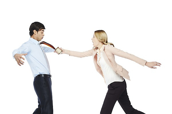 포토 JPG 스튜디오촬영 서양인 외국인 해외기획촬영 2012년태국 여자 남자 커피 음료 비즈니스 실내 서기 들기 사람 동양인 상반신 20대 성인 두명 옆모습 컵 직장인 비즈니스맨 비즈니스우먼 위험 쏟아짐 실수 청년만 성인만 국내포토 직업 식기 뷰포인트 컨셉 모션 인종 청년 내부 파일형식