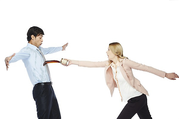 포토 JPG 스튜디오촬영 서양인 외국인 해외기획촬영 2012년태국 여자 남자 커피 음료 비즈니스 실내 서기 들기 사람 동양인 상반신 20대 성인 두명 옆모습 컵 직장인 비즈니스맨 비즈니스우먼 위험 쏟아짐 실수 청년만 성인만 국내포토 직업 식기 뷰포인트 컨셉 모션 인종 청년 내부 파일형식