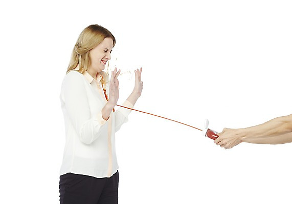 포토 JPG 스튜디오촬영 서양인 외국인 해외기획촬영 손 2012년태국 여자 비즈니스 실내 표정 서기 들기 사람 상반신 20대 성인 두명 신체부위 직장인 비즈니스우먼 찡그림 위험 케첩 실수 청년만 성인만 국내포토 직업 컨셉 모션 인종 청년 내부 소스_음식 파일형식