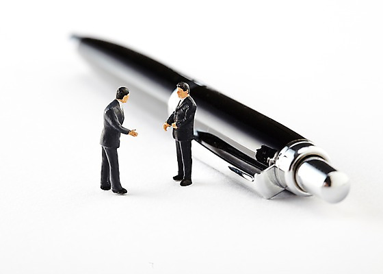 포토 JPG 스튜디오촬영 인형 비즈니스 실내 사람없음 아웃포커스 장난감 필기구 펜 볼펜 만년필 모형 미니어처 피규어 비즈니스맨 오브젝트 국내포토 남자 문구용품 촬영기법 내부 직장인 파일형식