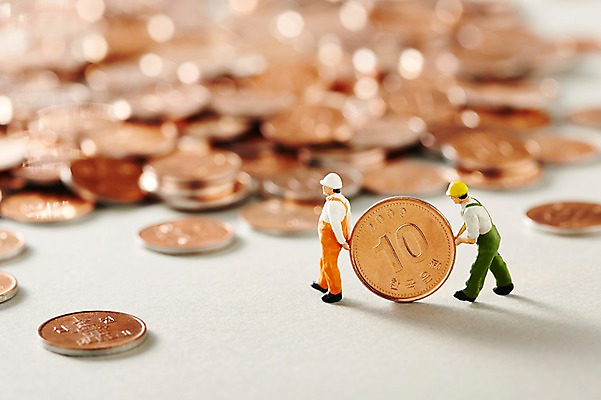 포토 JPG 스튜디오촬영 인형 돈 노동자 실내 사람없음 아웃포커스 금융 경제 장난감 쌓기 모형 동전 미니어처 피규어 안전모 오브젝트 십원 국내포토 직업 모션 촬영기법 내부 재산 헬멧 안전장비 파일형식