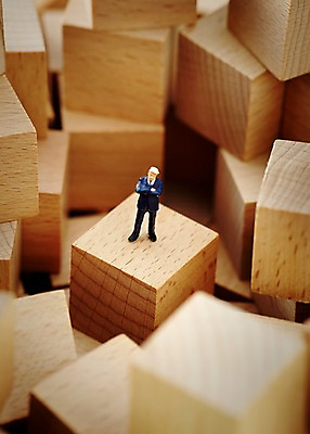 포토 JPG 스튜디오촬영 인형 조각 실내 사람없음 목재 아웃포커스 장난감 모형 미니어처 피규어 오브젝트 나무토막 국내포토 나무 재료 촬영기법 내부 파일형식