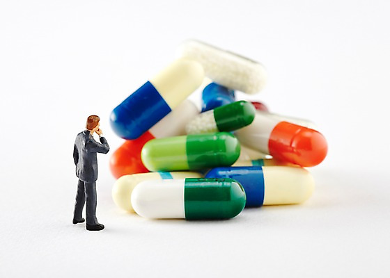 포토 JPG 스튜디오촬영 인형 실내 사람없음 아웃포커스 컬러풀 장난감 알약 약 모형 미니어처 피규어 오브젝트 국내포토 컬러 의학 촬영기법 내부 파일형식