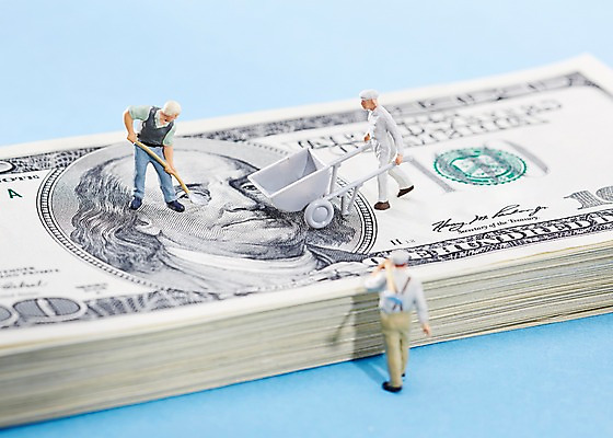 포토 JPG 스튜디오촬영 인형 지폐 돈 노동자 실내 사람없음 아웃포커스 금융 경제 장난감 모형 달러 수레 미니어처 피규어 돈다발 삽 오브젝트 100달러 국내포토 직업 촬영기법 내부 카트 재산 파일형식