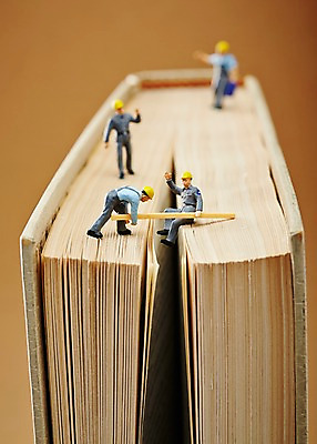 포토 JPG 스튜디오촬영 인형 노동자 실내 공사 사람없음 아웃포커스 책 장난감 모형 미니어처 피규어 건설현장 안전모 오브젝트 나무막대 국내포토 직업 건설업 촬영기법 내부 막대 헬멧 안전장비 파일형식