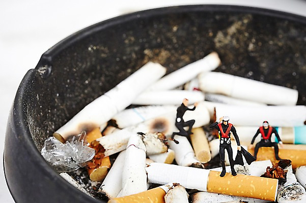 포토 JPG 스튜디오촬영 인형 담배 실내 사람없음 아웃포커스 장난감 모형 미니어처 피규어 오브젝트 담배꽁초 재떨이 국내포토 촬영기법 내부 파일형식