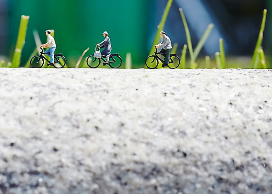 포토 JPG 주간 식물 길 인형 사람없음 야외 아웃포커스 장난감 모형 자전거 미니어처 피규어 풀 오브젝트 국내포토 자연요소 촬영기법 바이크 파일형식