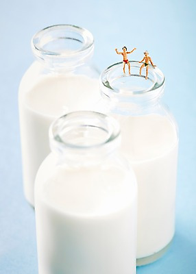포토 JPG 스튜디오촬영 수영복 음료 음식 인형 유리병 실내 사람없음 아웃포커스 장난감 모형 미니어처 피규어 우유 우유병 오브젝트 국내포토 옷 병_용기 유제품 촬영기법 내부 파일형식
