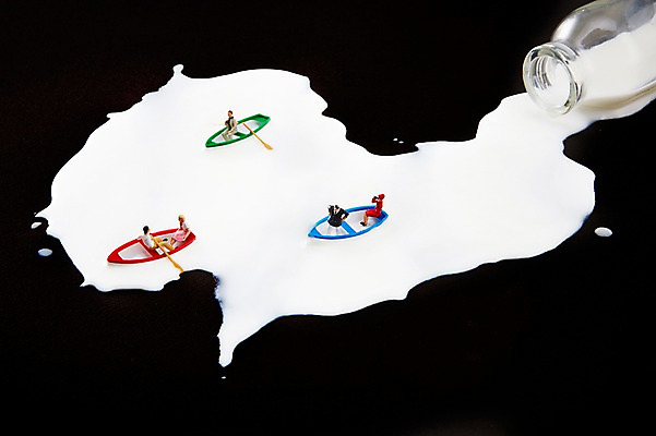 포토 JPG 스튜디오촬영 음료 음식 인형 검은배경 유리병 실내 사람없음 하이앵글 장난감 모형 미니어처 피규어 우유 우유병 오브젝트 노 쏟아짐 선박 국내포토 뷰포인트 백그라운드 수상교통 모션 병_용기 유제품 내부 검은색 파일형식