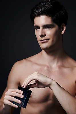 포토 JPG 스튜디오촬영 서양인 외국인 백인 해외기획촬영 라이프스타일 남자 2013년태국 맨라이프 검은배경 상의탈의 실내 한명 미소 웃음 들기 사람 상반신 20대 성인 앞모습 뷰티 섹시 화장품 피부관리 스킨 청년만 청년남자만 청년남자한명만 성인남자한명만 그루밍족 국내포토 1 뷰포인트 백그라운드 컨셉 모션 탈의 표정 인종 청년 내부 생활 검은색 남자만 남자한명만 성인남자만 성인만 파일형식