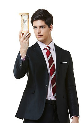 포토 JPG 스튜디오촬영 서양인 외국인 백인 해외기획촬영 라이프스타일 남자 2013년태국 시계 맨라이프 비즈니스 실내 한명 서기 들기 누끼 사람 정장 상반신 20대 성인 앞모습 비즈니스라이프 시간 비즈니스맨 모래시계 열정 청년만 청년남자만 청년남자한명만 성인남자한명만 국내포토 1 옷 감정 모래 뷰포인트 모션 인종 청년 내부 생활 직장인 남자만 남자한명만 성인남자만 성인만 파일형식