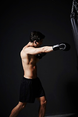 포토 JPG 스튜디오촬영 서양인 외국인 백인 해외기획촬영 라이프스타일 남자 스포츠 2013년태국 맨라이프 장갑 검은배경 운동선수 실내 한명 서기 사람 상반신 20대 성인 옆모습 운동복 운동 권투 글러브 권투글러브 펀치 권투선수 목표 열정 샌드백 청년만 청년남자만 청년남자한명만 성인남자한명만 국내포토 1 잡화 옷 감정 스포츠용품 뷰포인트 백그라운드 컨셉 모션 건강 인종 청년 내부 생활 검은색 격투기 남자만 남자한명만 성인남자만 성인만 파일형식
