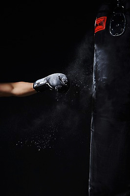 포토 JPG 스튜디오촬영 해외기획촬영 남자 스포츠 2013년태국 장갑 검은배경 운동선수 실내 한명 사람 신체부위 운동 권투 글러브 권투글러브 펀치 권투선수 목표 열정 팔 샌드백 국내포토 1 잡화 감정 스포츠용품 백그라운드 컨셉 모션 건강 내부 검은색 격투기 파일형식