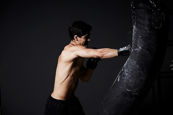 포토 JPG 스튜디오촬영 서양인 외국인 백인 해외기획촬영 라이프스타일 남자 스포츠 2013년태국 맨라이프 장갑 검은배경 운동선수 실내 한명 서기 사람 상반신 20대 성인 옆모습 운동복 운동 권투 글러브 권투글러브 펀치 권투선수 목표 열정 샌드백 청년만 청년남자만 청년남자한명만 성인남자한명만 국내포토 1 잡화 옷 감정 스포츠용품 뷰포인트 백그라운드 컨셉 모션 건강 인종 청년 내부 생활 검은색 격투기 남자만 남자한명만 성인남자만 성인만 파일형식