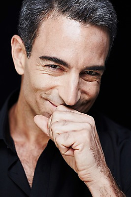 포토 JPG 스튜디오촬영 서양인 외국인 백인 해외기획촬영 라이프스타일 남자 2013년태국 40대 중년 셔츠 와이셔츠 비즈니스 중년라이프 검은배경 실내 한명 미소 웃음 사람 손짓 상반신 앞모습 비즈니스라이프 주먹 비즈니스맨 고급 입가림 중년만 중년남자만 중년남자한명만 국내포토 1 뷰포인트 백그라운드 컨셉 상의 모션 표정 인종 성인 내부 생활 검은색 가림 직장인 남자만 남자한명만 성인만 파일형식