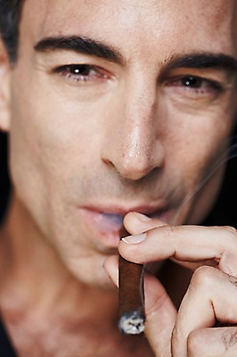 포토 JPG 스튜디오촬영 서양인 외국인 백인 해외기획촬영 라이프스타일 남자 얼굴 2013년태국 40대 중년 비즈니스 중년라이프 흡연 담배 실내 한명 들기 사람 근접촬영 상반신 앞모습 신체부위 비즈니스라이프 비즈니스맨 고급 중년만 중년남자만 중년남자한명만 국내포토 1 뷰포인트 컨셉 모션 인종 성인 내부 생활 직장인 남자만 남자한명만 성인만 파일형식