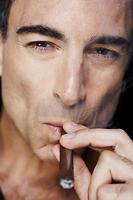 포토 JPG 스튜디오촬영 서양인 외국인 백인 해외기획촬영 라이프스타일 남자 얼굴 2013년태국 40대 중년 비즈니스 중년라이프 흡연 담배 실내 한명 들기 사람 근접촬영 상반신 앞모습 신체부위 비즈니스라이프 비즈니스맨 고급 중년만 중년남자만 중년남자한명만 국내포토 1 뷰포인트 컨셉 모션 인종 성인 내부 생활 직장인 남자만 남자한명만 성인만 파일형식